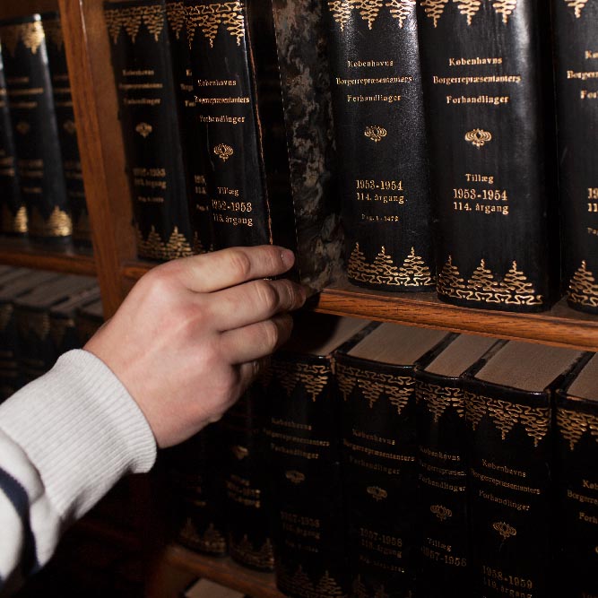 Politik og Administration & Historie